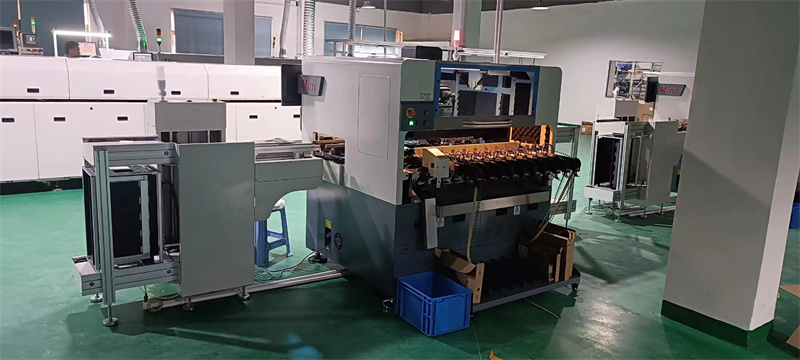 人機協(xié)作：自動插件機與工人共塑未來工廠(圖1)